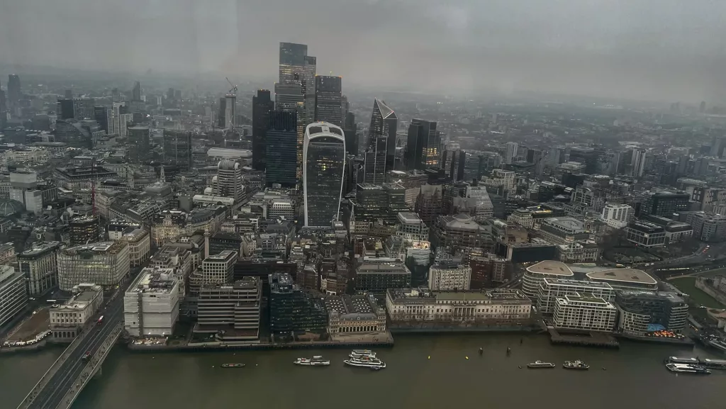 Vista panorámica de la City de Londres desde las alturas bajo un cielo gris