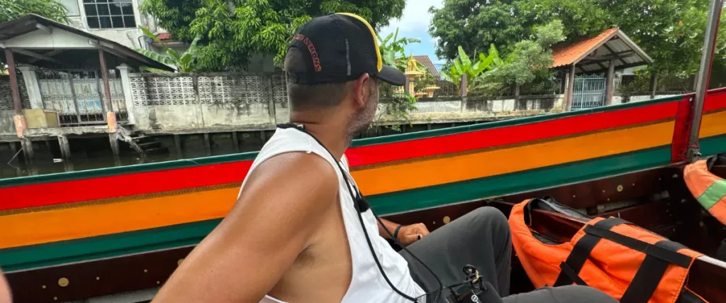 Miguelito navegando en un long tail por los canales de Bangkok