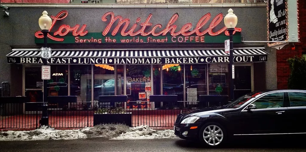 Fachada del restaurante Lou Mitchell's en Chicago, un clásico del inicio de la Ruta 66