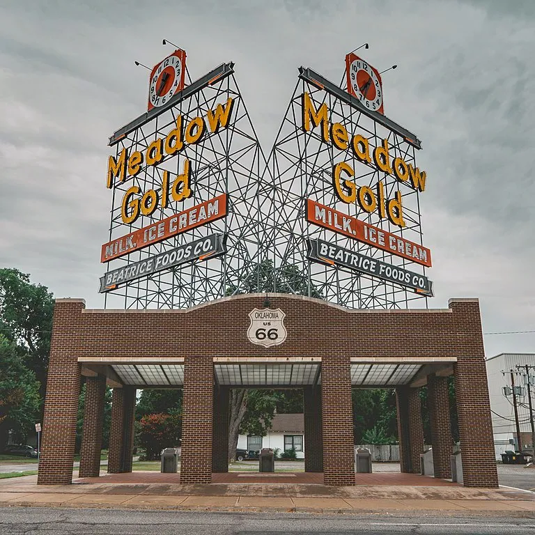 Meadow Gold Sign en Tulsa, Oklahoma en la Ruta 66