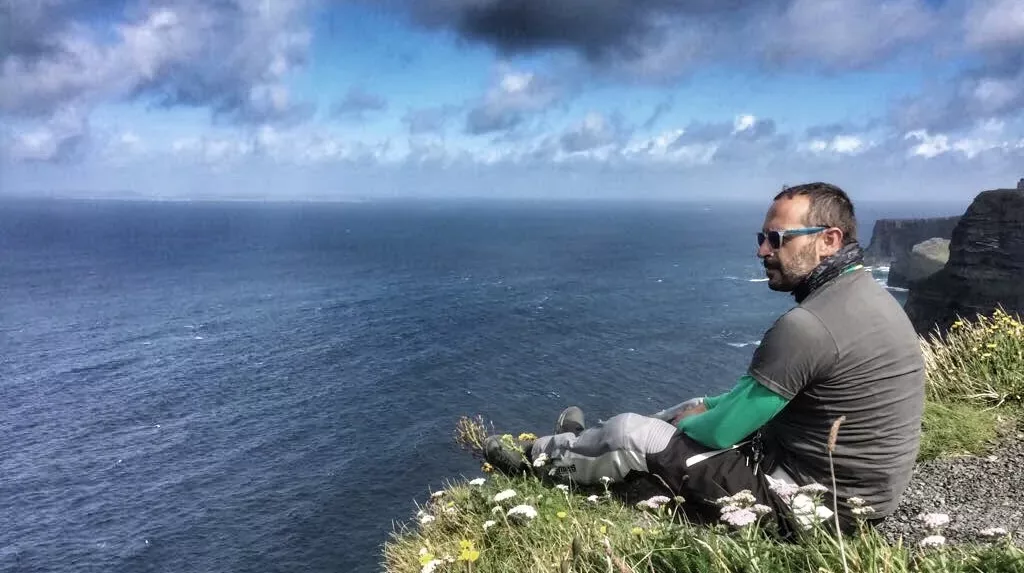 Miguelito en los acantilados de Moher, Irlanda
