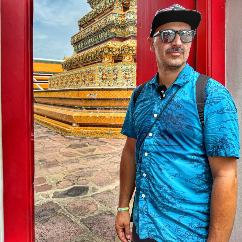 Miguelito junto a un templo dorado en Bangkok, explorando la ciudad
