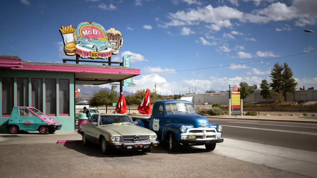 Mr. D'z Diner en la Ruta 66 en Kingman, Arizona, con coches clásicos aparcados en la entrada
