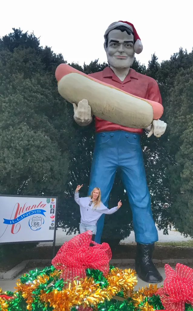 Estatua del Muffler Man en Atlanta Illinois con gorro navideño y perrito caliente en la Ruta 66