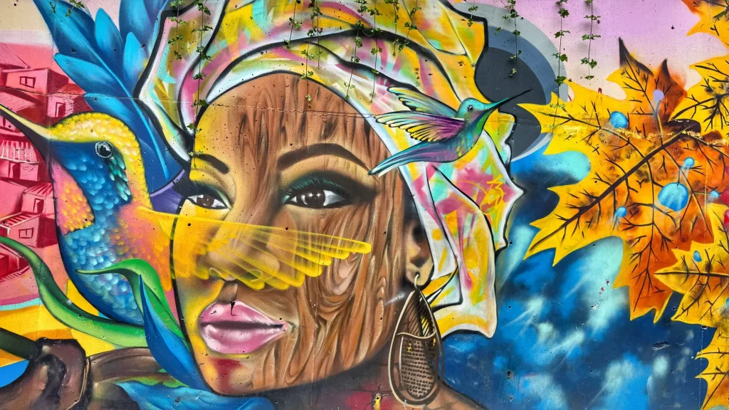 Mural en Medellín lleno de colores vibrantes y detalles artísticos