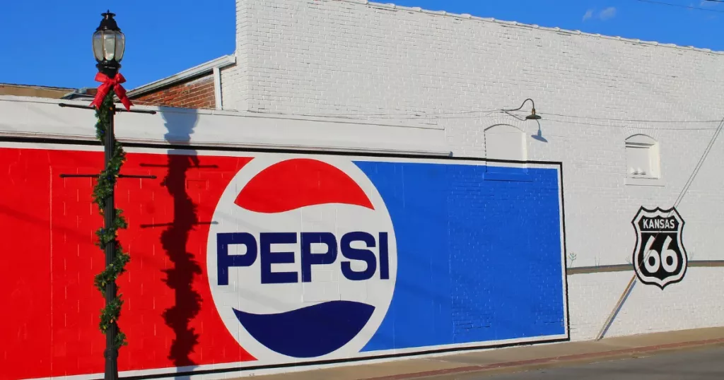 Mural de Pepsi en la Ruta 66 de Kansas con el escudo de la carretera