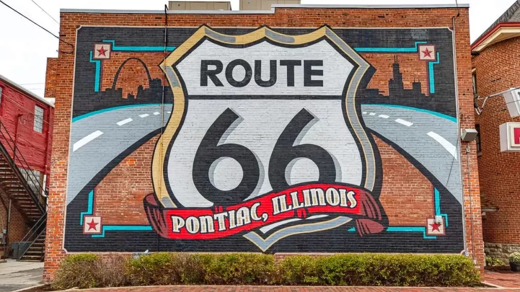 Mural de la Ruta 66 en Pontiac, Illinois, con el escudo clásico de la carretera