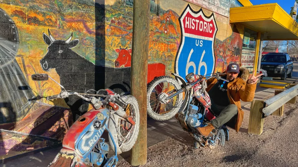 Mural de la Ruta 66 en Seligman con motos decoradas y Miguelito posando con estilo.