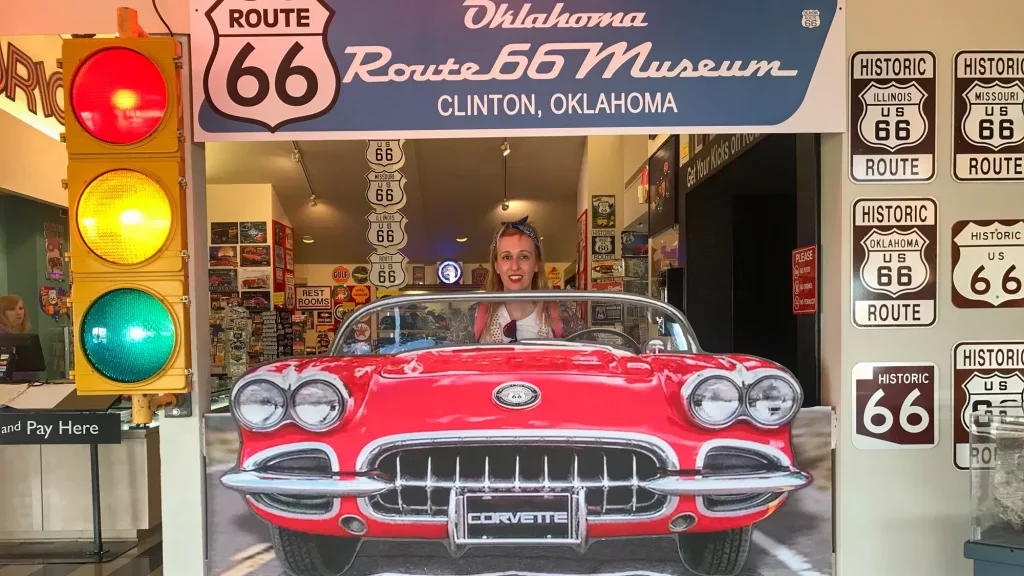 Museo de la Ruta 66 en Clinton, Oklahoma, con Ana de Two on Trip en un Corvette rojo.