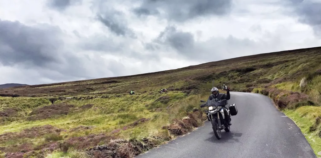 Ruta en moto por la Old Military Road en Irlanda