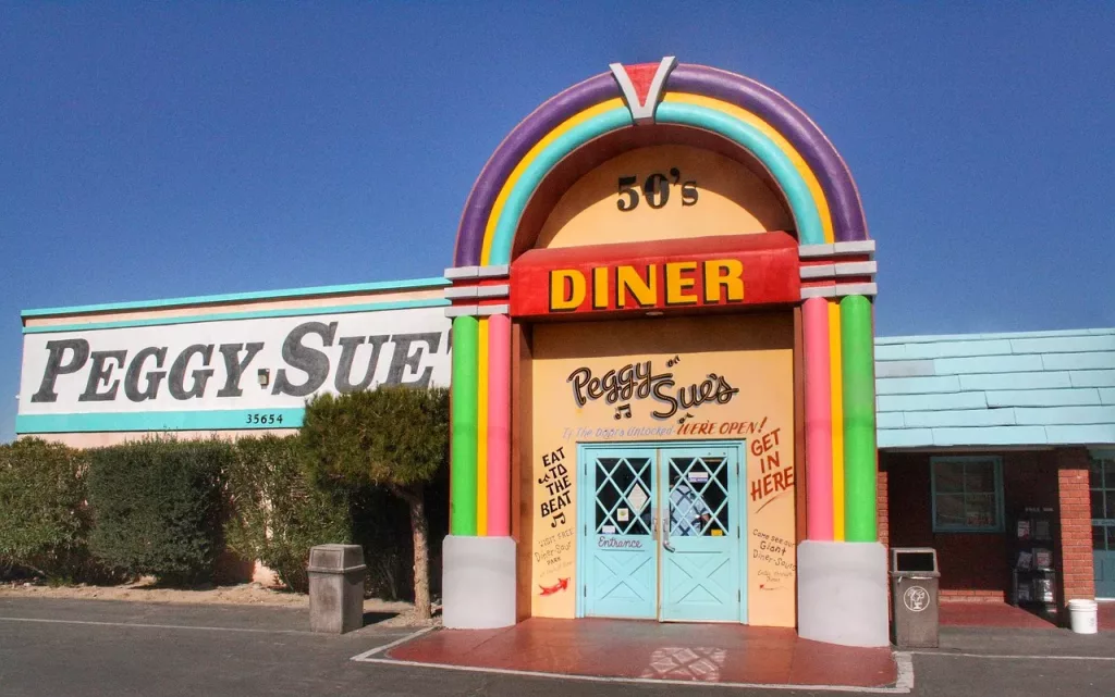 Entrada del Peggy Sue's Diner en la Ruta 66, con su icónica fachada colorida estilo años 50