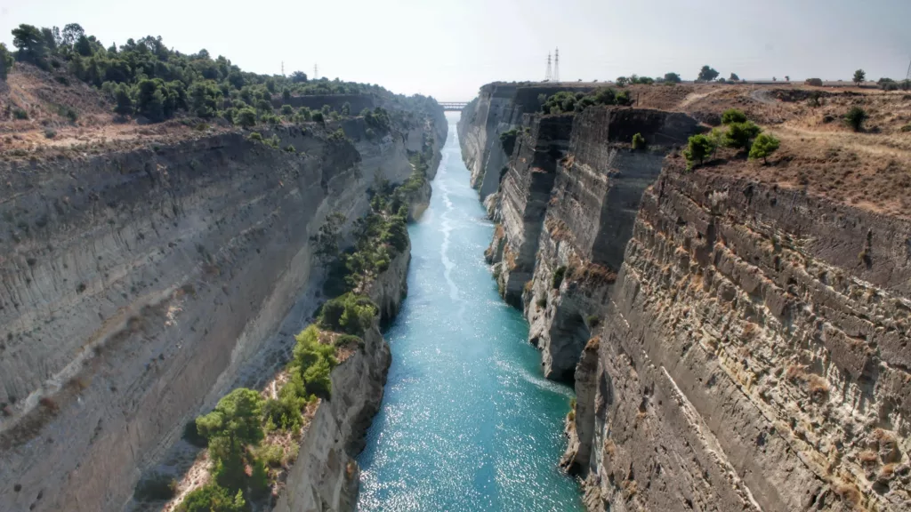 Vista impresionante del Canal de Corinto en el Peloponeso, Grecia