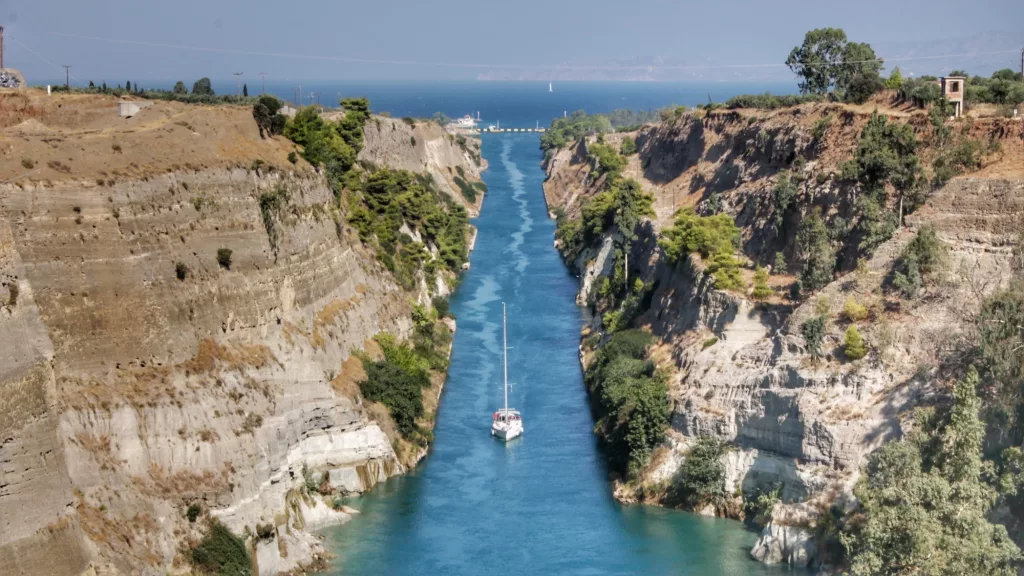 Espectacular Canal de Corinto en el Peloponeso, Grecia