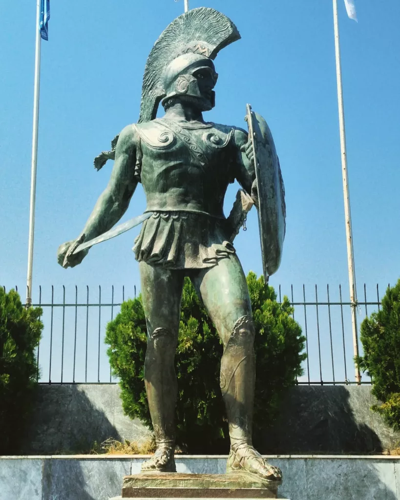 Estatua de Leónidas en Esparta, historia guerrera del Peloponeso