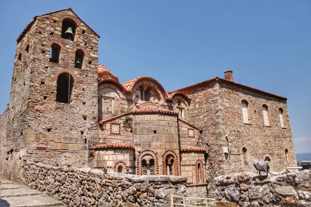 Iglesia bizantina en Mistrás, maravilla histórica del Peloponeso