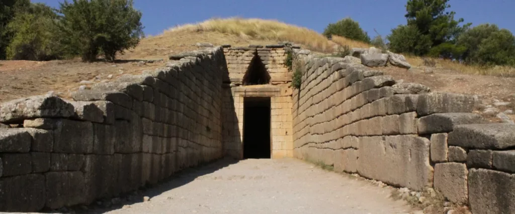 Entrada al Tesoro de Atreo en el Peloponeso, una joya histórica que impresiona desde el primer vistazo