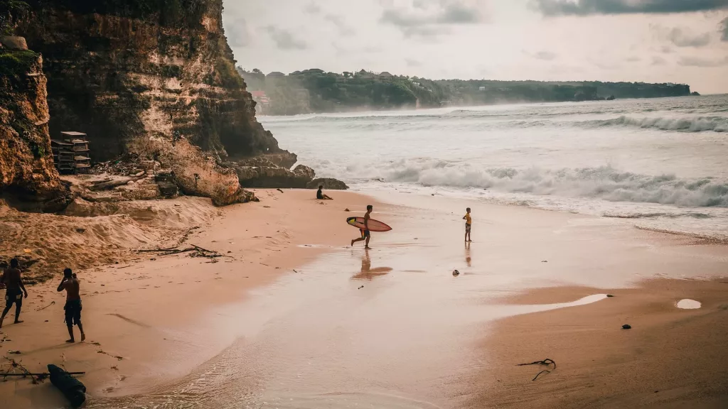 Playa de Dreamland en Bali, con surfistas y olas impresionantes.