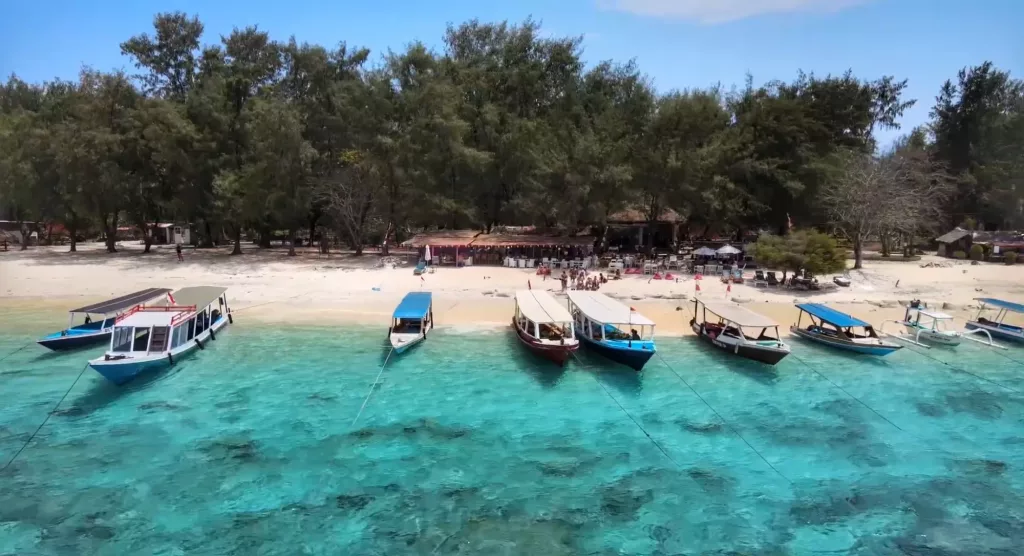 Barcos tradicionales en la orilla de Gili Meno, con agua turquesa y arena blanca