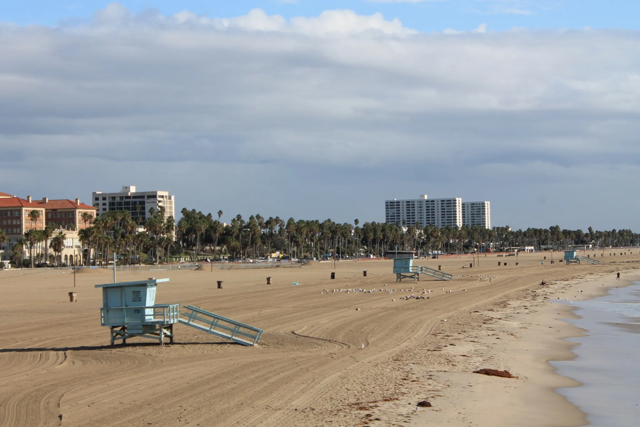Playa de Santa Monica con torres de vigilancia