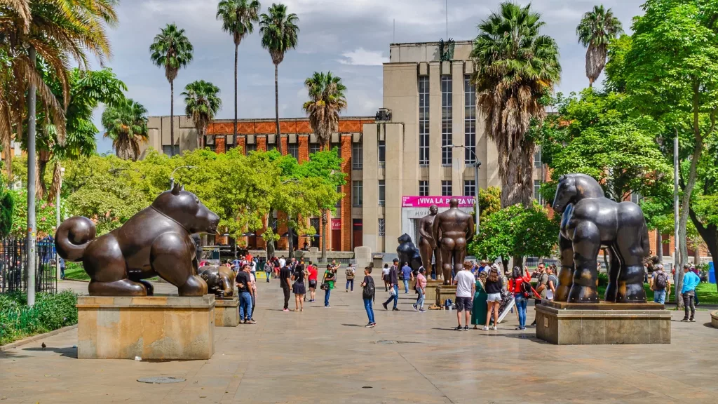 Plaza Botero en Medellín con sus icónicas esculturas al aire libre