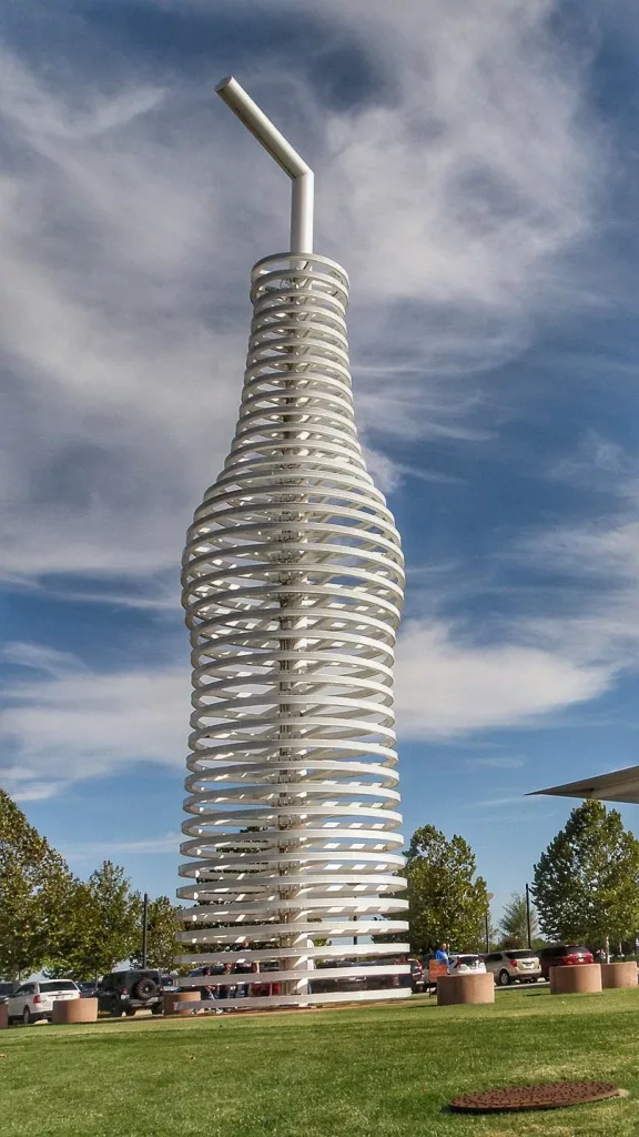 Escultura gigante de botella de soda en POPS 66 en Oklahoma