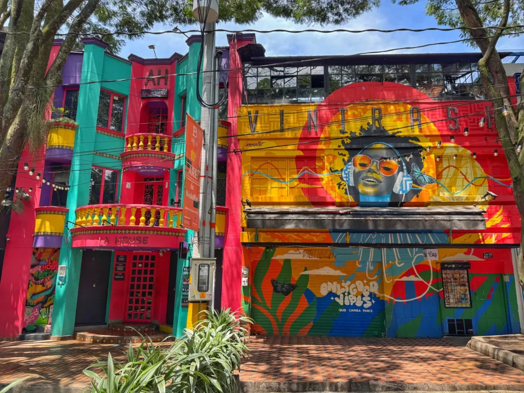 Calle de Provenza en Medellín con murales y ambiente bohemio