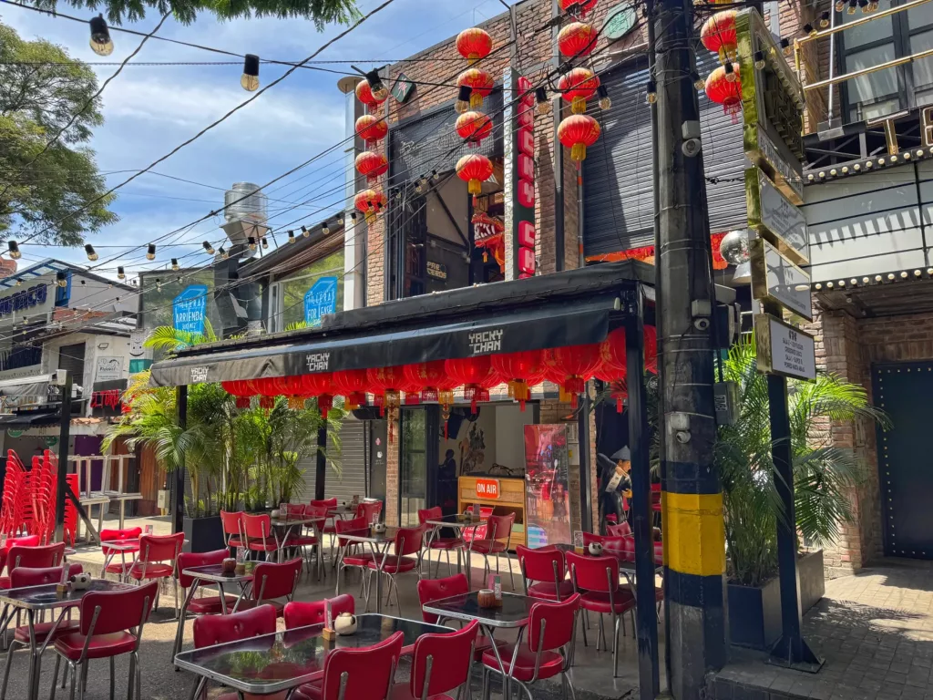 Calle de Provenza en Medellín con murales y ambiente bohemio