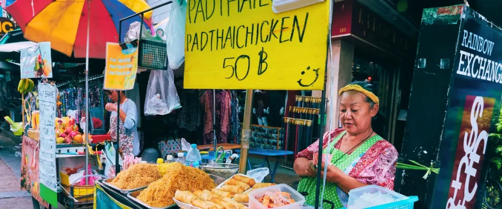 Puesto de comida callejera en Bangkok con Pad Thai recién hecho