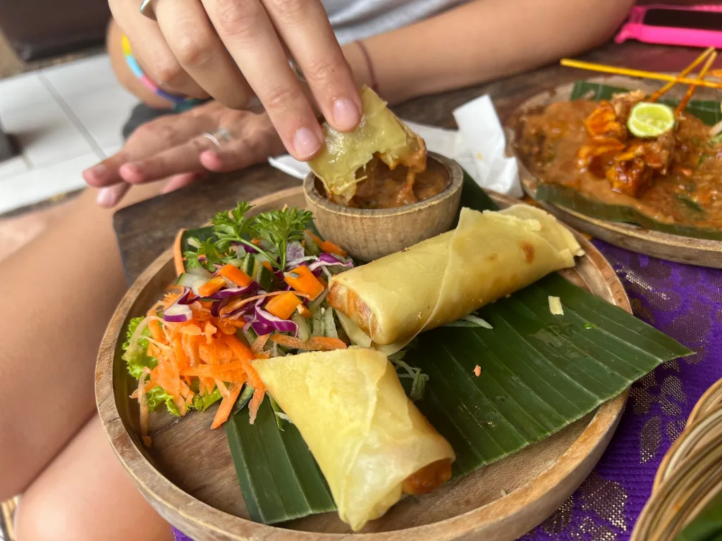 Rollitos de primavera balineses con ensalada fresca y salsa de cacahuete