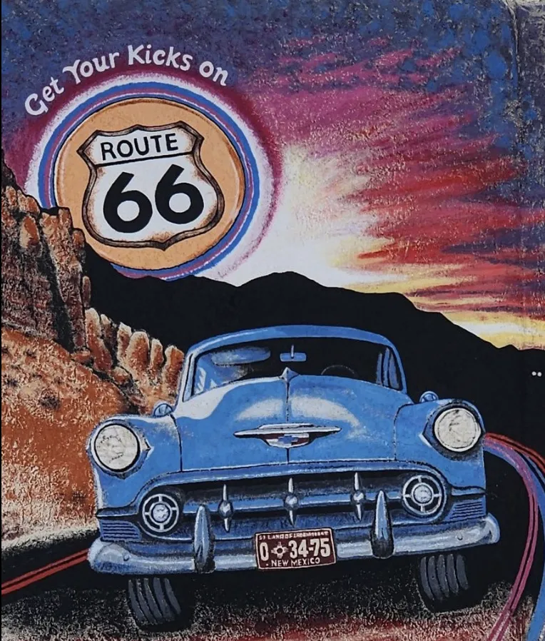 Mural de un coche clásico en la Ruta 66 en Moriarty, Nuevo México.
