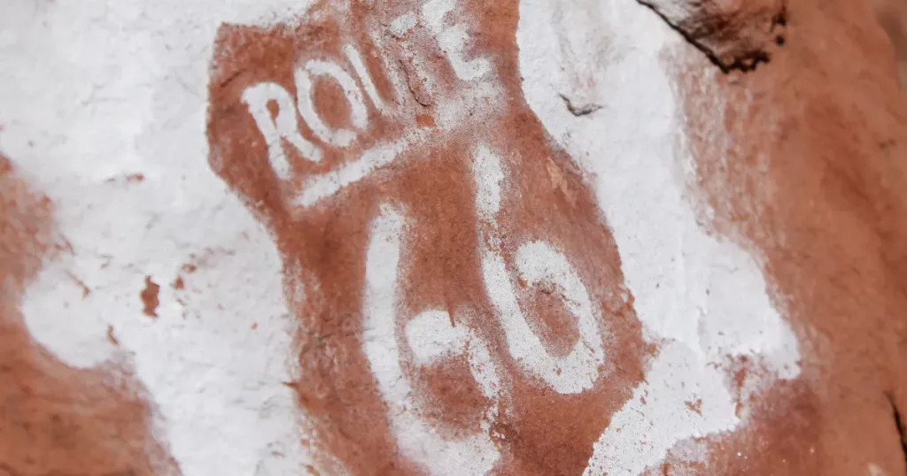 Route 66 pintado en una roca en Nuevo México