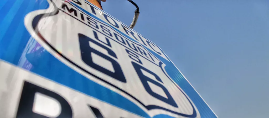 Cartel histórico de la Ruta 66 en Missouri bajo el cielo despejado
