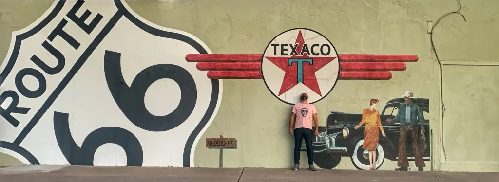 Mural de Texaco en la Ruta 66 con escena vintage de gasolinera