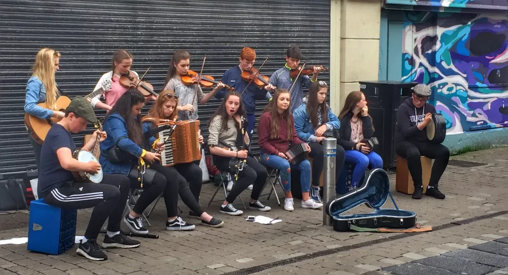 Música callejera en Shop Street, Galway