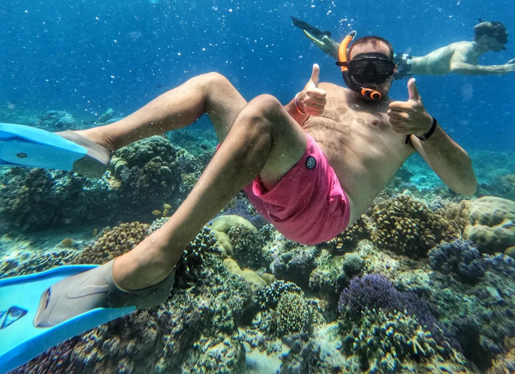 Snorkel en Gili Air, disfrutando del arrecife de coral con el agua cristalina de Indonesia.