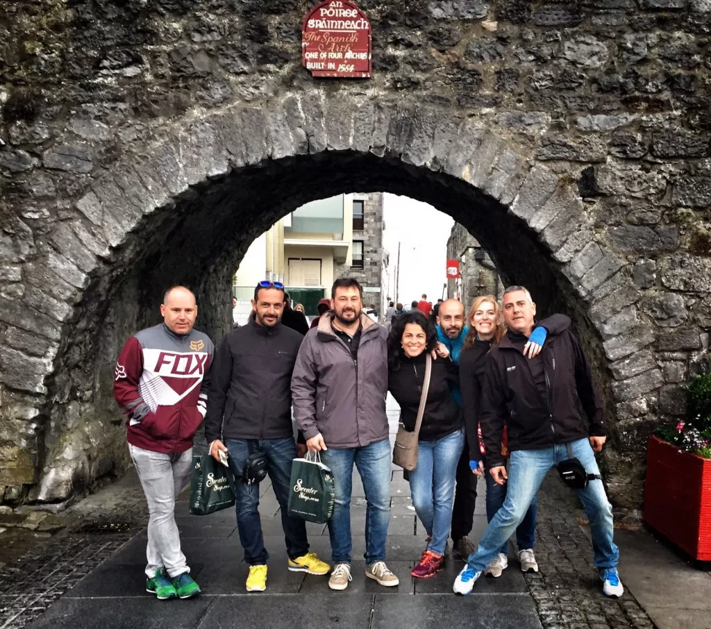 Grupo de viajeros en el Spanish Arch de Galway