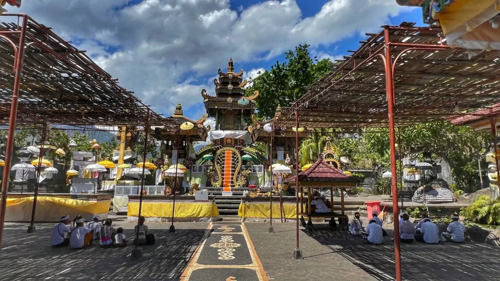 Vista del templo Pura Kerta Kawat en Bali con fieles orando.