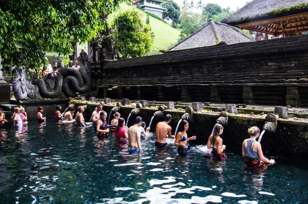 Ritual de purificación en el templo Tirta Empul, uno de los lugares sagrados de Bali.