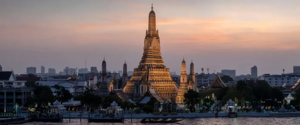 El Templo Wat Arun en Bangkok iluminado al atardecer