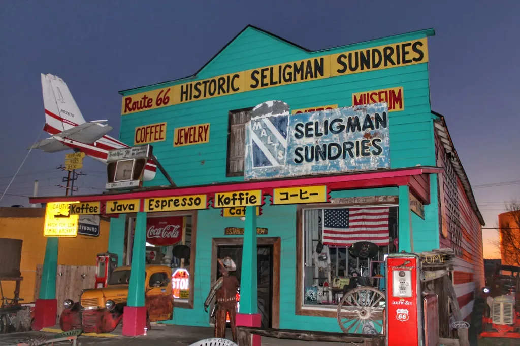Tienda histórica en Seligman, Arizona, en la Ruta 66 con decoración vintage.