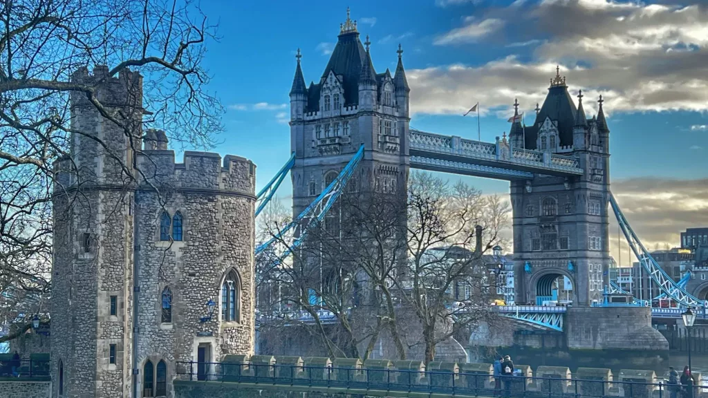 Tower Bridge en Londres al atardecer, un icono que no te puedes perder