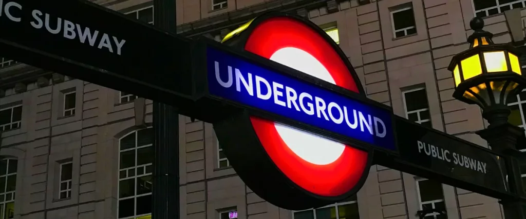 Transporte en Londres: el icónico letrero del metro