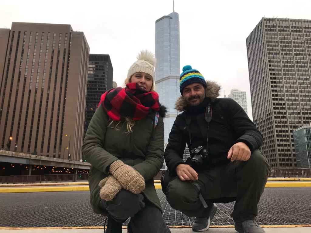 Ana y Miguelito de Two on Trip en Chicago, con la Torre Trump al fondo.