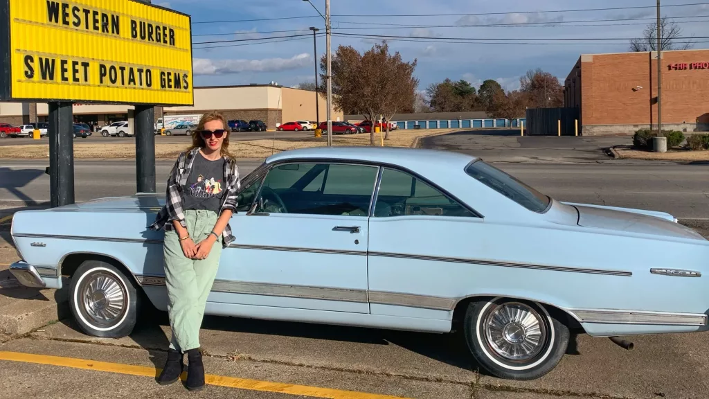 Clásico coche azul junto a Waylan's Ku Ku Burger en la Ruta 66