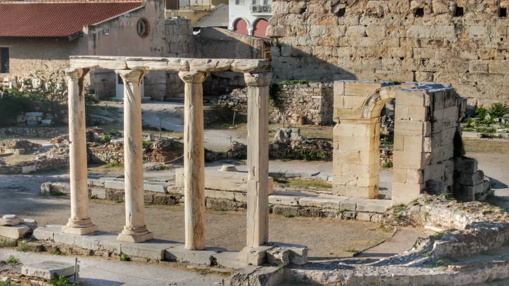 Ruinas de la Biblioteca de Adriano al atardecer en Atenas