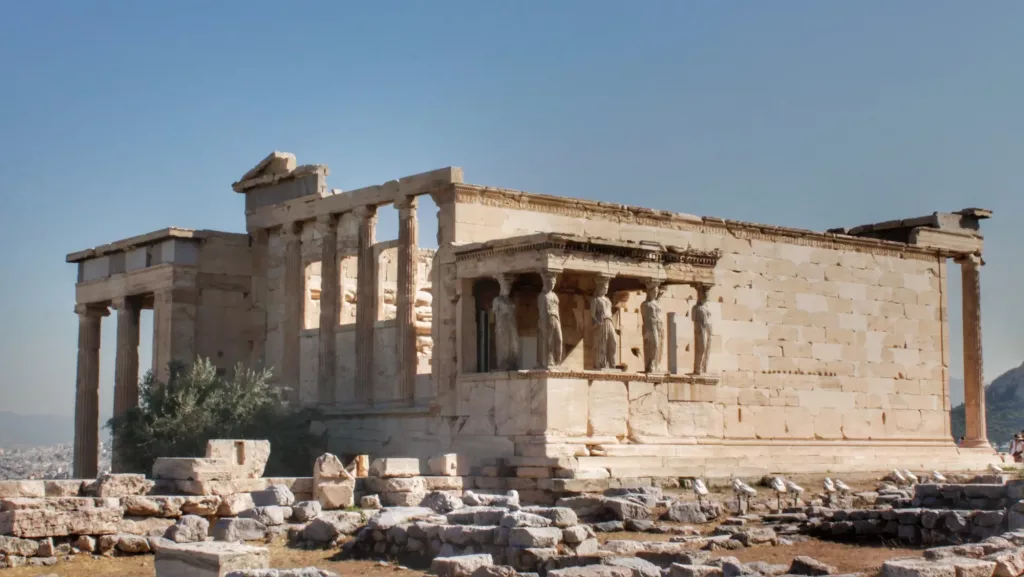 Templo Erecteion con sus icónicas cariátides en la Acrópolis de Atenas al amanecer
