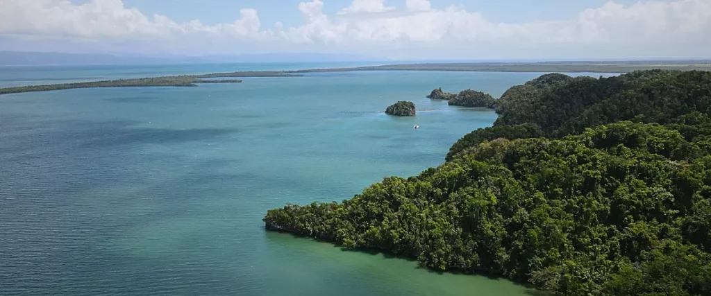 Parque Nacional de Los Haitises desde el aire, naturaleza salvaje en República Dominicana