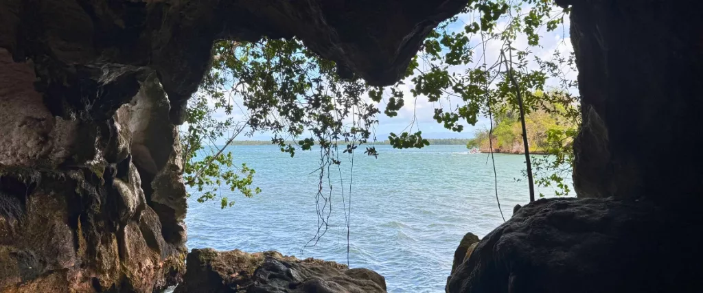 Ventana natural desde una cueva en el Parque Nacional de los Haitises, República Dominicana