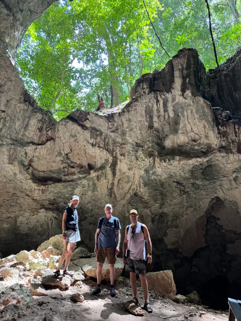 Explorando una cueva mágica en el Parque Nacional Los Haitises, República Dominicana