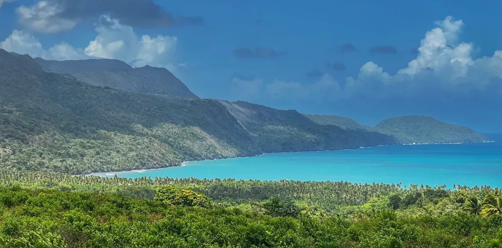 Playa El Rincón desde el mirador en Samaná, República Dominicana